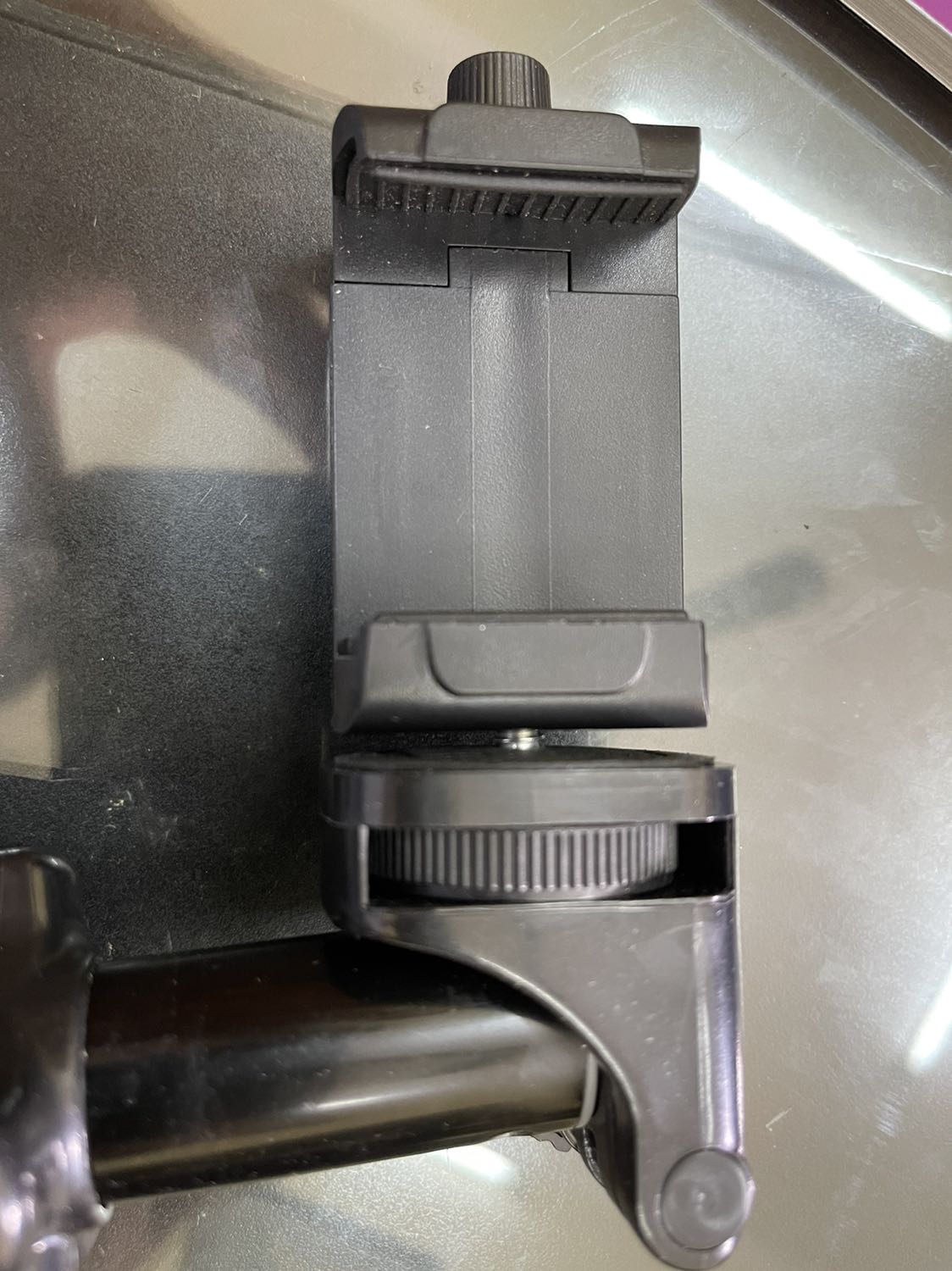 Chất lượng quá kém! Tôi đặt mua đồng thời 2 cái, một cái gửi thiếu đế gắn điện thoại, một cái thì đế gắn điện thoại không gắn được do lệch ren.