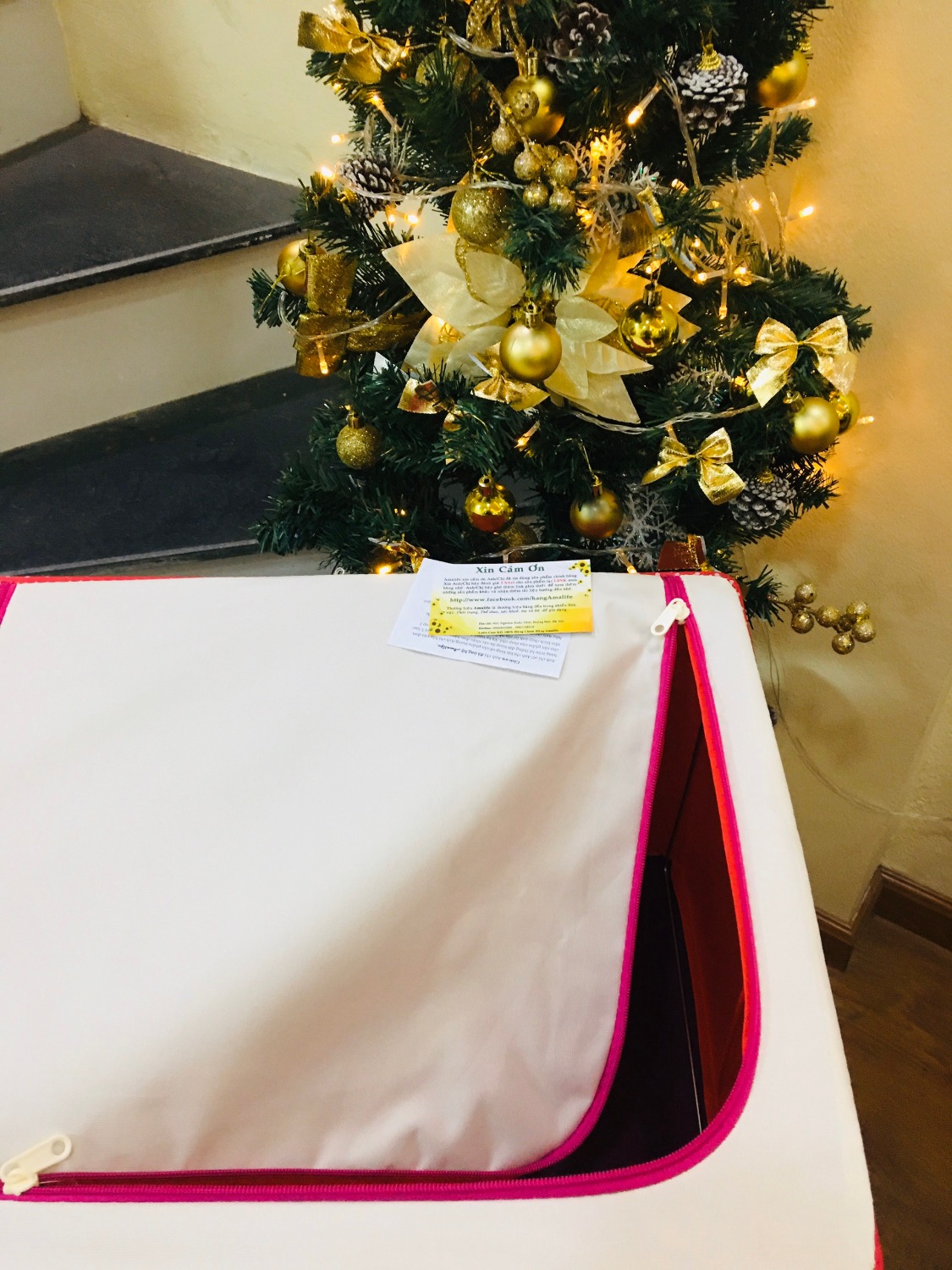 Mình mới nhận hàng được 2 hôm, bận quá, nay mới review được:
-Hàng vô cùng cứng cáp, khung thép chịu lực cao
-Màu sắc ngẫu nhiên nên nếu có chọn màu thì tốt
-Khung rộng, nên để đồ đạc thoải mái
-Có 2 ngăn khóa chắc chắn, có nilon trong suốt nên để đồ trong tủ cũng dễ nhìn
-Nhìn chung ưng ý lắm