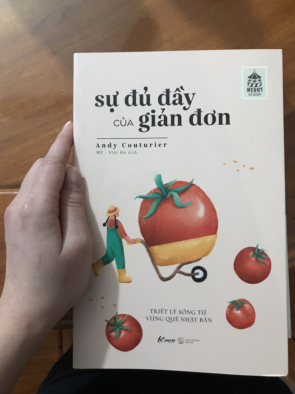 Mới đầu tưởng ẻm nhỏ nhỏ xinh xinh ai dè to bằng quyển tài liệu tiếng anh cụa mình :)) gì chứ tiki gói hàng chẳng cẩn thận gì hết trơn á. Mở hộp ra vỏn vẹn hai cuốn sách ngoài ra không có thêm bất kì thứ gì. May mà sách không có vấn đề gì. Sách tui đặt mà bị làm sao thì.. :))))))))