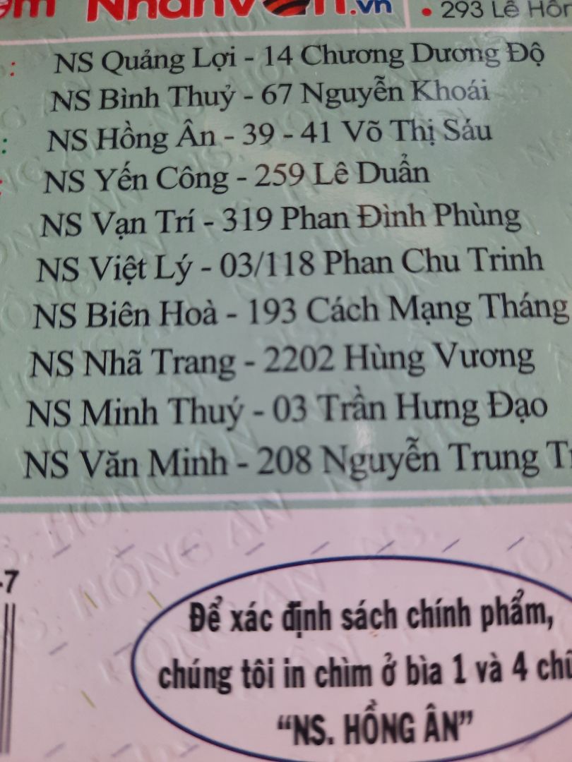 Nhà sách cẩn thận ghi : Để xác định sách chính phẩm ,chúng tôi in chìm ở bìa 1 và 4 chữ : NS. HỒNG ÂN . Nhưng T mua 2 cuốn thì 1 cuốn đúng là có chữ, cuốn còn lại  không có chữ ( Xem ảnh ) . Nhà sách cần truy vết xem cơ sở nào in lậu hoặc đánh cắp thương hiệu nhé !