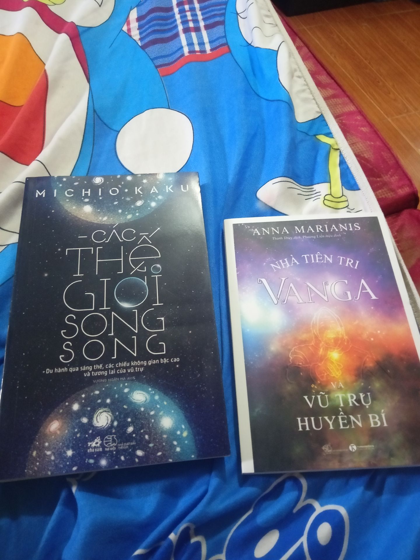 2 Bộ Sách Đẹp, Bìa sáng,nhất là quyển Vũ Trụ song song đọc rất hay các bạn nên mua về đọc thử ???