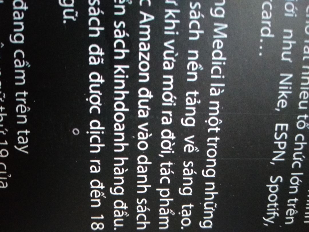 Rất cảm ơn Ecoblader đã giúp mình biết đến quyển sách thú vị này! Nhưng thật sự mình rất không hài lòng vì chỉ mới đọc xong phần Lời giới thiệu mà đã có đến 3 lỗi chính tả: kinh doanh, tác giả, đổi mới. (ảnh minh chứng bên dưới).