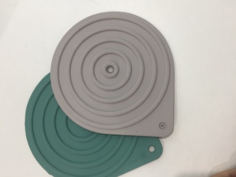 Miếng lót nồi này thật sự đa năng
Mk có thể dùng để lót nồi, lót lọ hoa, dùng để Bắc nồi nữa
Đặt nồi mới đun lên cũng ko bị chảy
Cho shop 10* luôn
Mọi người nên mua nhé