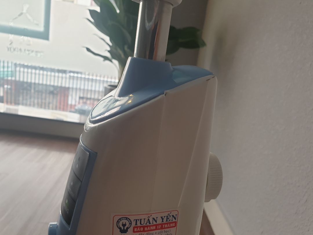 Giao hàng nhanh, nguyên thùng. Phần bầu quạt chi tiết hoàn thiện tốt, chạy ổn. Có remote. Tờ hướng dẫn thì có nút sleep nhưng remote thì ko có nút này. Phần thân đứng chất lượng nhựa quá tệ, cực kỳ kém, lồi lõm, đầy ba via, phần mép nhựa không được xử lý cắt gọn, nhìn như hàng giả hoặc hàng lỗi. Giống như của 2 nhà sản xuất đẳng cấp khác nhau lắp vào vậy.