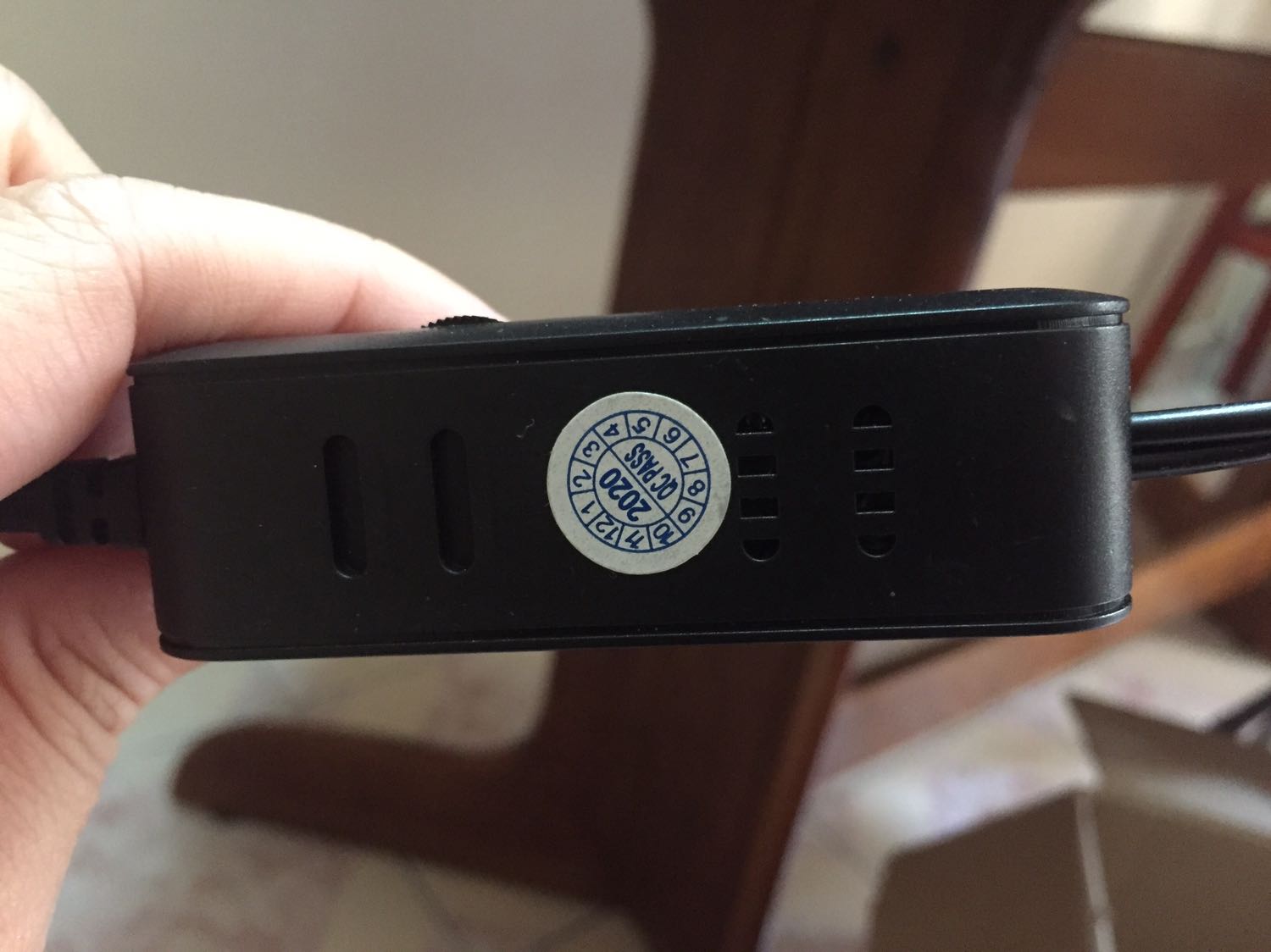 Giống lấy đồ cũ giao cho khách, hình vhupj đã lau rồi nhưng vẫn còn bụi bám, dây dính keo dính dơ chùi ko ra. Quá tệ.