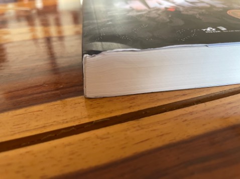 Mình mới nhận được hàng từ shop, mình thấy khá vui và bất ngờ vì shop gửi hàng và vận chuyển nhanh như vậy. Nhưng mà khá thất vọng khi nhìn thấy sản phẩm không có seal, bị va đập ở gáy sách và phần phủ nhám bên ngoài sách bị bong tróc nhẹ. Có thể đây là lỗi của bên vận chuyển tiki vì mình có đặt thêm 1 quyển size bự hơn nên va đập trong lúc vận chuyển. Mình không trách shop gì đâu:) nhưng nếu có thể, shop có thể gói 1 lớp màng bên ngoài để tránh trường hợp tương tự sảy ra sau này không ạ ? Mình viết nhiều vậy vì sách này đặt giùm người khác nên mình rất ngại khi đưa 1 quyển sách không hoàn chỉnh vậy. Mình cám ơn shop và mong shop luôn phát triển lớn mạnh nha