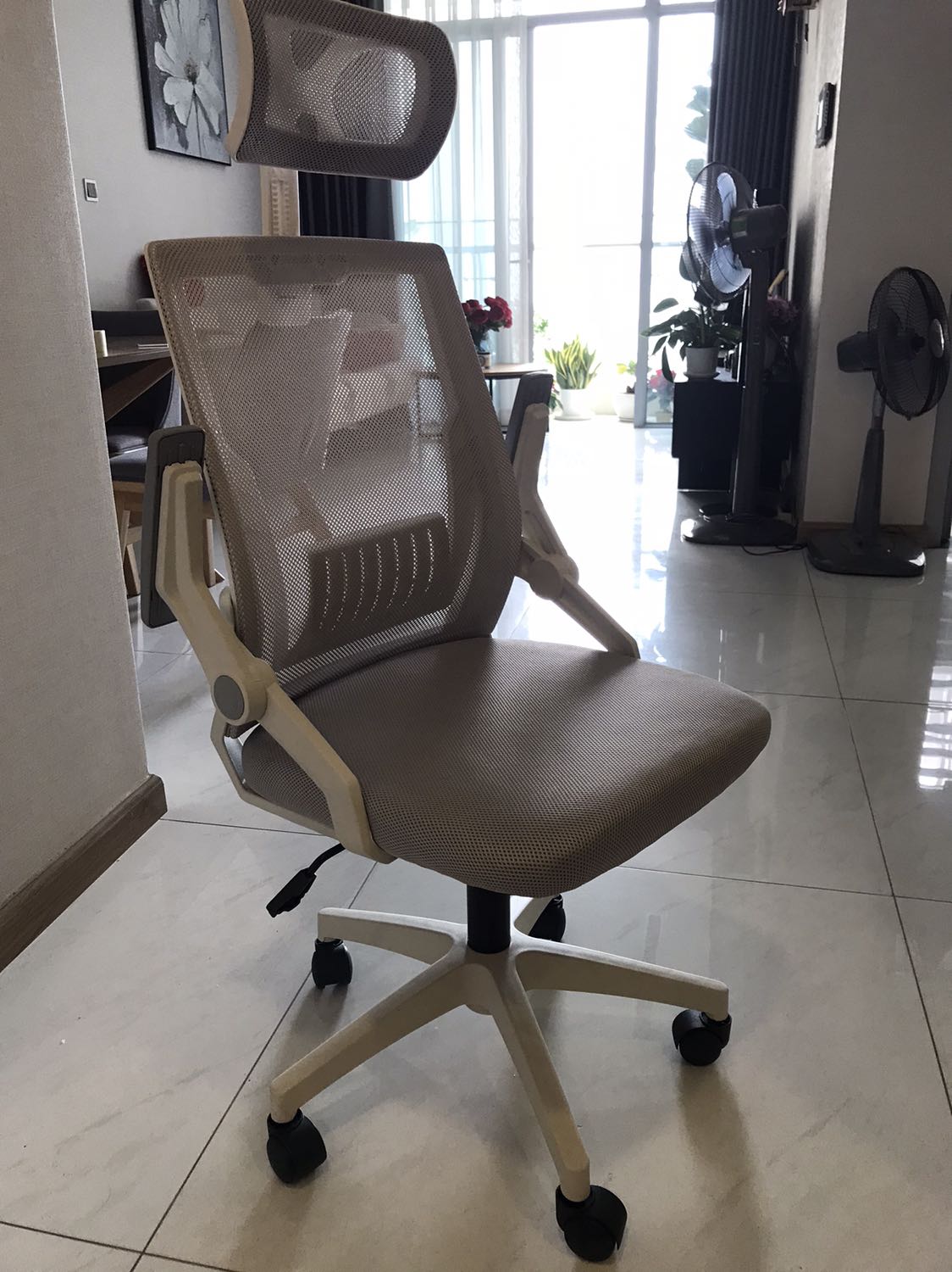 Ghế đóng gói cẩn thận, đảm bảo chất lượng và được giao sớm 1 ngày so với dự kiến khi đặt hàng. Ghế giao đúng mẫu mã yêu cầu và đủ chi tiết linh kiện để tự lắp, tuy nhiên không có bản hướng dẫn lắp nên với khách hàng không rành kỹ thuật hoặc nữ dễ gặp khó khâu này. Cửa hàng có ghi *** để khách hàng liên lạc khi cần hỗ trợ trong khâu lắp ghế, song tốt nhất là có bản hướng dẫn cho khách hàng. Sau 2 ngày sử dụng ghế ngồi chắc chắc và thoải mái.