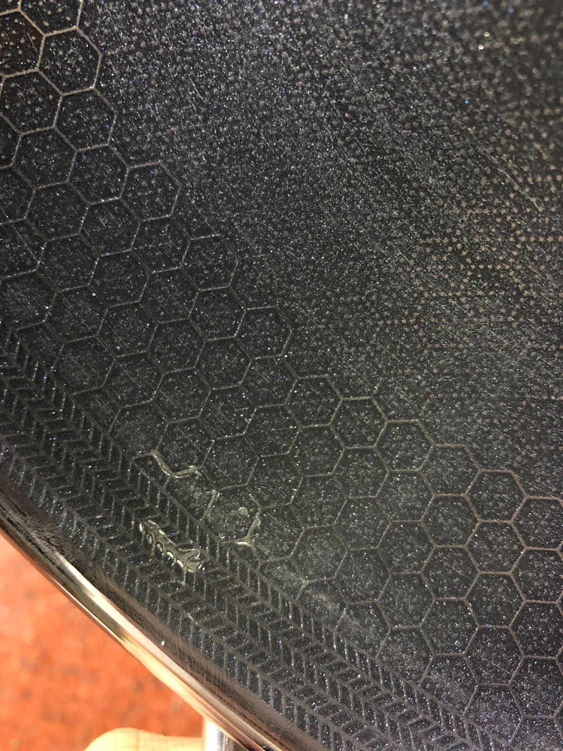 Chảo bị trầy như hình. Đang yêu cầu trả hàng :(. Mình đã mua 1 cái chảo y như vậy trực tiếp ở Siêu Thị thì ko bị