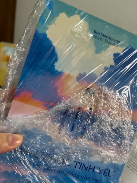 Sản phẩm đóng gói quá tệ và nhét vào hộp cẩu thả làm hư sách rồi!!!!
Có thể đổi cho mình sách khác hay ko?!?
Bực nhất là nhận sách hỏng!