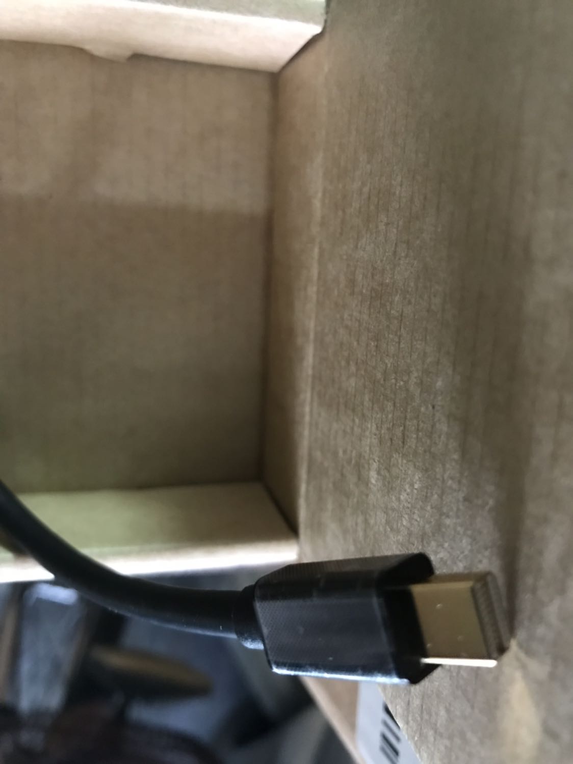 Hài lòng nhân viên giao hàng tiki nhiệt tình khi trả lời thắc mắc của khách hàng. Xin góp ý về sản phẩm nếu sợi dây này dài thêm 10cm nữa thì ok.