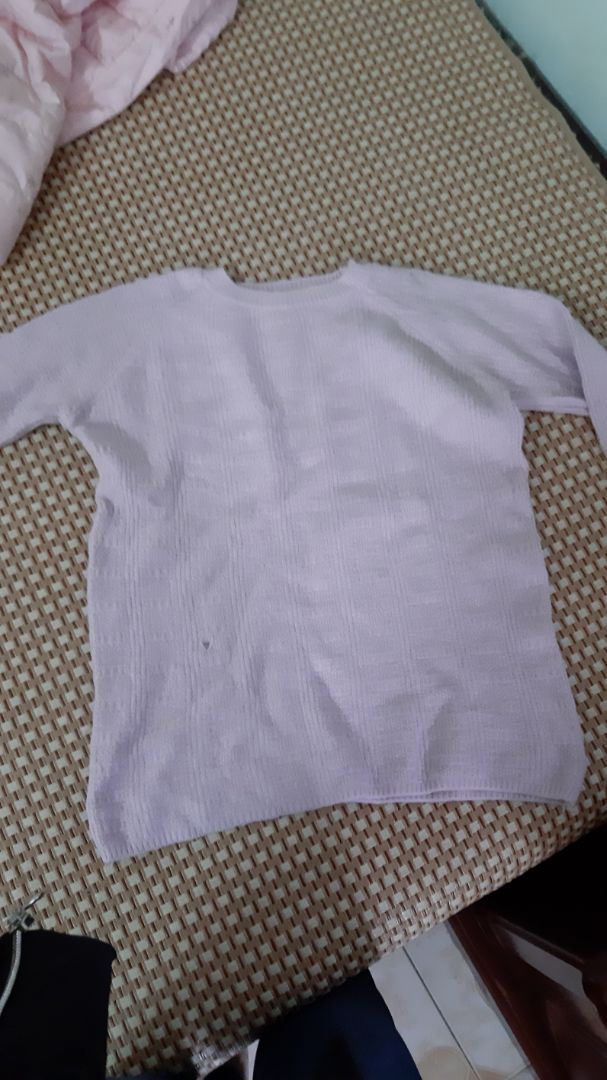 mua 2 sp. 1 sản phẩm bị lỗi. k giống hình. có 1 lỗ rách.