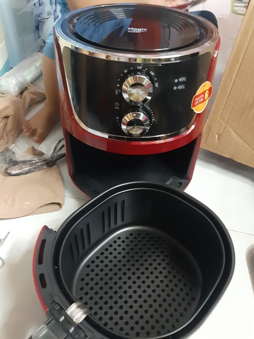 ướp sẵn con gà hôm qua. đặt mua cái nồi chiên chân không magic luôn. đặt buổi chiều hôm qua, t7, hôm nay chủ nhật đã có. nướng liền trải nghiệm luôn .
ok lắm nha cả nhà. mình mua loại 6L rất to luôn.