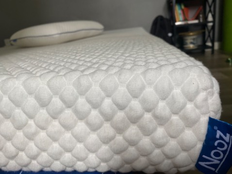 Giao hàng giao hàng phải gọi là quá ư là nhanh & chuyên nghiệp luôn(giao bằng xe tải) 
Đóng gói hộp rất chắc chắn, nệm được hút chân không và cuộn tròn lại dễ vận chuyển
Nệm nằm thì thấy rất êm, độ lún vừa phải, cảm nhận được nâng đỡ ở phần lưng. Cảm thấy hài lòng với sản phẩm 👌