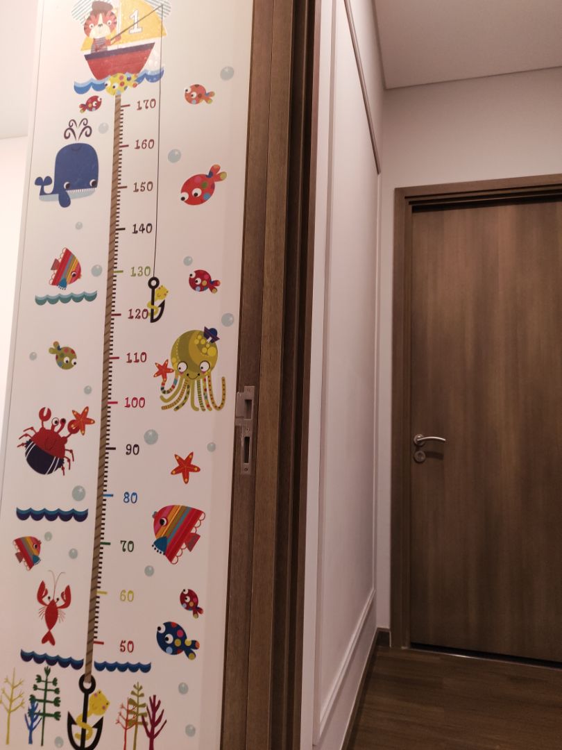 sáng đặt - giao trong 2h - dán lên dễ đang. 

Nếu được tặng 1 cây nhựa để miết hết bọt/bóng khí khi dán decal thì càng tuyệt