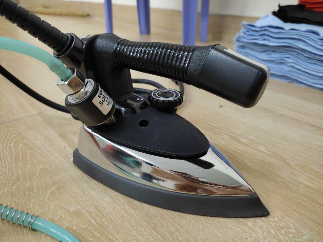 Bàn ủi tuy giá hơi cao nhưng chính hãng, chất lượng đẹp đẽ, sắc sảo, cầm nặng trịch luôn.