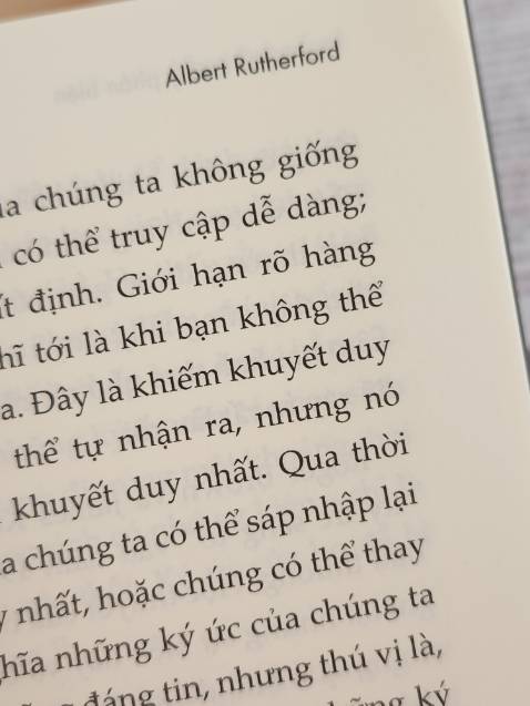 vừa nhận, đọc khoảng 50 trang thì sai chính tả(ảnh cuối)
nội dung cũng ổn, đọc xong hết mới đánh giá khác quan, 7/10