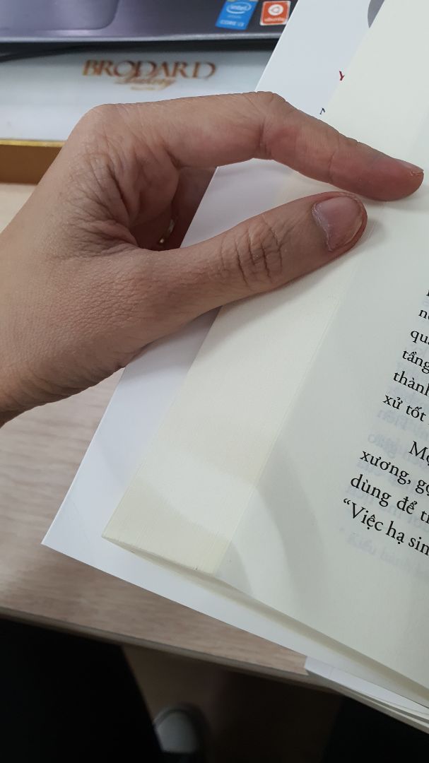 sách cong vòng luôn ở phần góc. Thôi thì đọc lấy kiến thức nên cũng bỏ qua dc nè