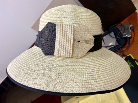 Nón đẹp. Chất liệu chắc chắn. Màu sắc dễ nhìn. Đáng mua. Nón hơi nặng.