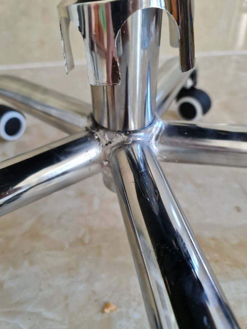 Ghế đẹp. Ngồi êm, chất lượng hoàn thiện chưa cao.