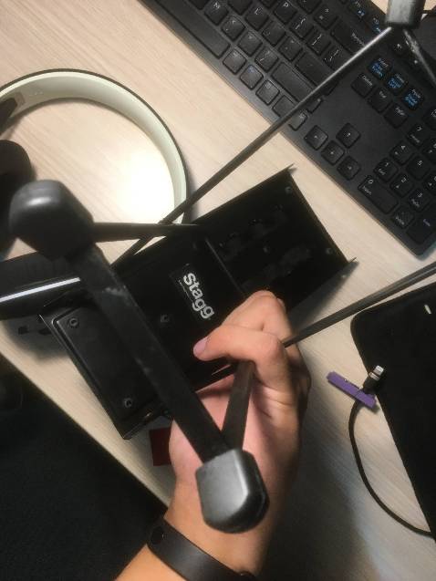 Mình chọn sản phẩm này thay vì mẫu KBD 16A1 là vì nó có thương hiệu, dù hai mẫu đều sx ở TQ và mẫu này có giá gấp đôi, ngoài ra thì trên ảnh, tấm cao su của mẫu cũng đều, đẹp và miếng cao su được cố định ngầm xuống dưới so với mẫu kia.

Tuy nhiên, sản phẩm mua về thì mình hơi thất vọng:
- Sản phẩm tạo khớp để thay đổi chiều cao bằng cách khoét thép từ tấm thép dưới lớp đệm cao su dẫn đến cảm giác cầm trên tay hơi ọp ẹp, với người mang giày có đế lồi lõm mà tì chân lên thì dễ tác động xẫu đến miếng cao su. (cái này là do thiết kế nên mình không trách phía shop). Nên ban đầu mình dự là đánh giá 4 sao cho sản phẩm.

Nhưng do hai vấn đề sau nên mình đánh giá sp còn 2 sao:
- Miếng cao su khá xấu, chất lượng hoàn thiện kém, vân cao su không đều, còn nhiều chỗ lồi và thừa, góc cao su còn bị bung khỏi lỗ cố định dù mình đã cố ép nó vô. 
- Sản phẩm rất bẩn, không giống như bị bụi mà như đã đem ra ngoài sân cho người khác thử với giày dép đạp lên vậy.

Mình mua 2 sp, gồm capo và cái kê chân này, capo thì mình rất hài lòng nhưng mong shop chú ý rút kinh nghiệm để sản phẩm cung cấp đạt chất lượng tốt hơn.