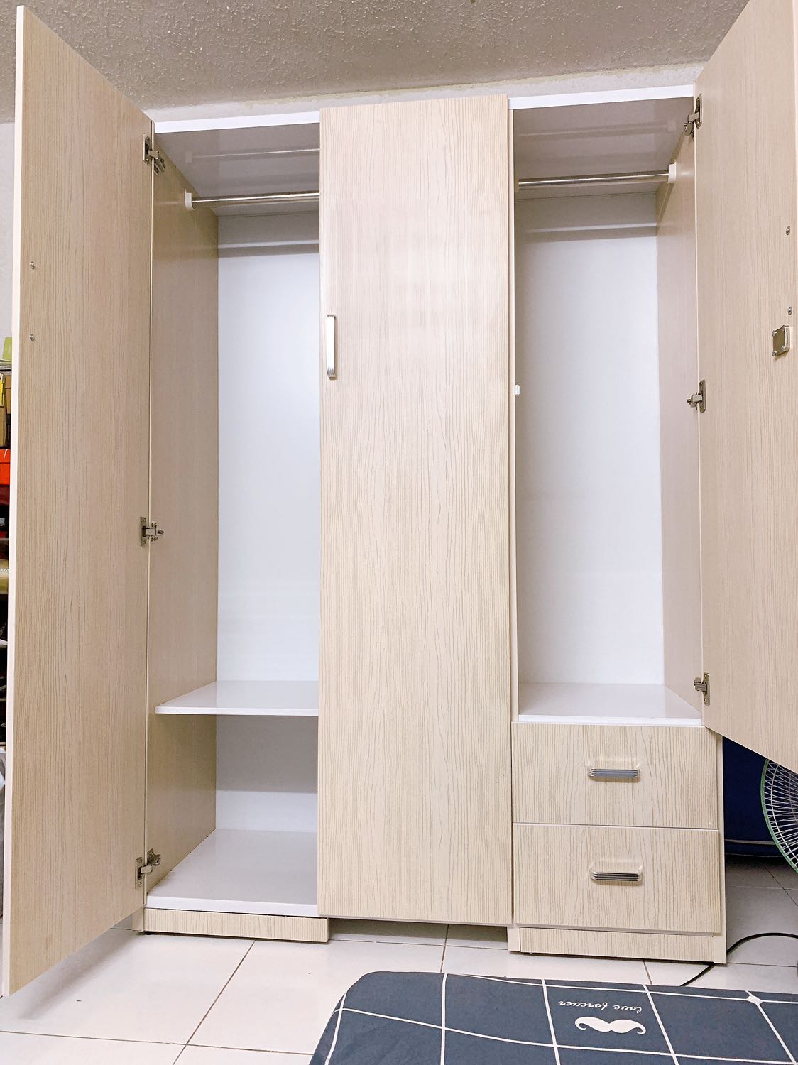 Tủ nhựa chắc chắn, đẹp, to hơn suy nghĩ của mình, có điều mình đặt tủ bên 1 cửa có ngăn tầng, mà khi giao đến mình ko ngăn mà là có thanh treo.
Bạn nào muốn mua thì hỏi rõ shop xem giao đến lắp ráp hay giao nguyên tủ nha, vì mình đặt mua ko hỏi rõ, shop giao đến nguyên tủ nên mang lên gác ko đc, mình phải chịu phí cho anh ship tháo ở dưới nhà rồi mang lên gác lắp.