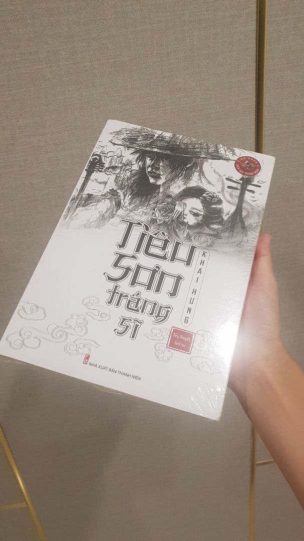 Đây là quyển may mắn duy nhất an toàn trong đơn hàng mình nhận được từ tiki vì còn nguyên seal nilon, 2 cuốn khác ko còn seal cũng bị bỏ thẳng vào hộp carton, nhận sách về thấy bị bẩn phần gáy trắng là xót rồi, mong tiki lưu ý với các đơn sau này. Về nội dung, mình yên tâm mua sách vì đã từng được bạn học chuyên ngành văn hóa dân gian VN giới thiệu làm quà tặng cho đối tác sáng tạo trước đây.