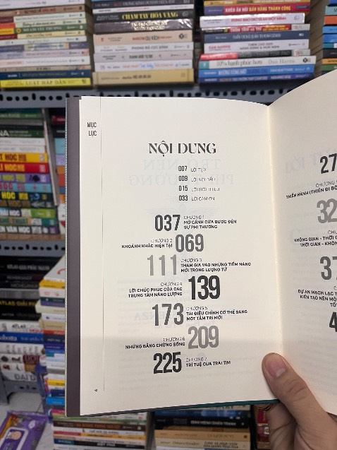Sách bìa cứng nhưng giá hơi cao, in màu được 24trang (hình rất bình thường). Bán kiểu đọc quyền nên chỉ giảm 10-11% so với giá bìa 349k. Thiết kế bìa nhìn giống ố vàng và giống bị trầy xước (nếu là tôi thì tại logo nxb thế giới cho nền xanh bình thường). Phía sau bìa chữ mờ khó đọc, chỉ có giá thì rất rõ. Bên trong ruột thì ko canh đều trang. Giấy thì tốt.