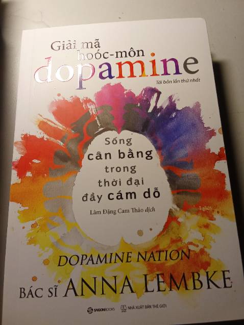 Sách đặt bên đây nhưng bên J&T giao cũng tương đối nhanh. Sách đẹp, giấy nhìn chất lượng, đóng gói cẩn thận. 
Về nội dung thì không cần bàn vì đây là cuốn sách mình đang tìm,cần tìm đọc. Tìm hiểu về hooc môn dopamine và làm sao để có cuộc sống healthy hơn. Cảm ơn!