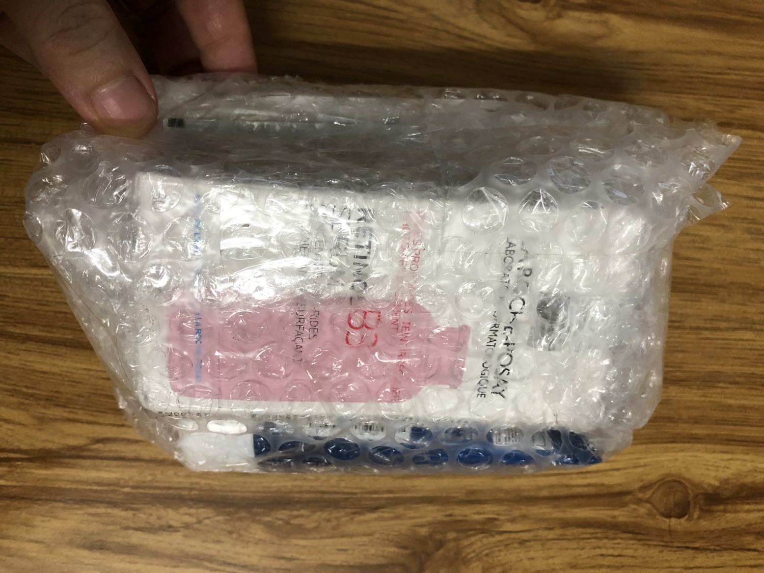 Giao hàng lâu lắm luôn. Đặt 7/9 mà tới hnay 24/10 mình mới nhận được.
Hộp trong hộp ngoài móp méo hết. May gói kỹ nên bên trong không sao.
Còn về sản phẩm chưa dùng nên chưa đánh giá được. Nghe nói sp rất lành tính, là hợp với da mình.
Shop tư vấn nhiệt tình.