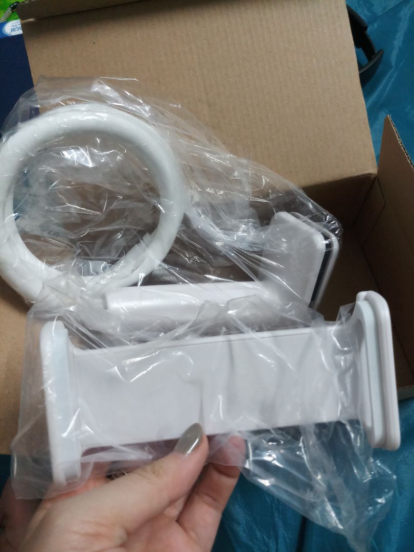 chất liệu dày dặn và thực sự cái đoạn uốn uốn vòng xoáy để xoay vặn nó cứng lắm các bạn ạ . nhưng mục đích của nó là ko để bị rung khi kẹp ipad hay tap nặng lên kệ kẹp =)) 
mình gắn thử thì thấy rất tiện khi nằm xem phim hay ngồi bàn đọc sách mà có ipad bên cạnh để dịch hay tra cứu gắn vào kệ trên bàn theo chiều tầm mắt dễ chịu . 
Xứng đáng để mua í. chứ ko ẽo ọt như 1 số cái :)) 
Nếu nó dài hơn chút thì càng tiện hơn nữa nhé. Cám ơn tiki và shop đã bọc hàng siêu cẩn thận cho mình . nhận hộp mà như hộp quà vậy, rất chỉn chu ko.méo mó hay bị rách gì ^^