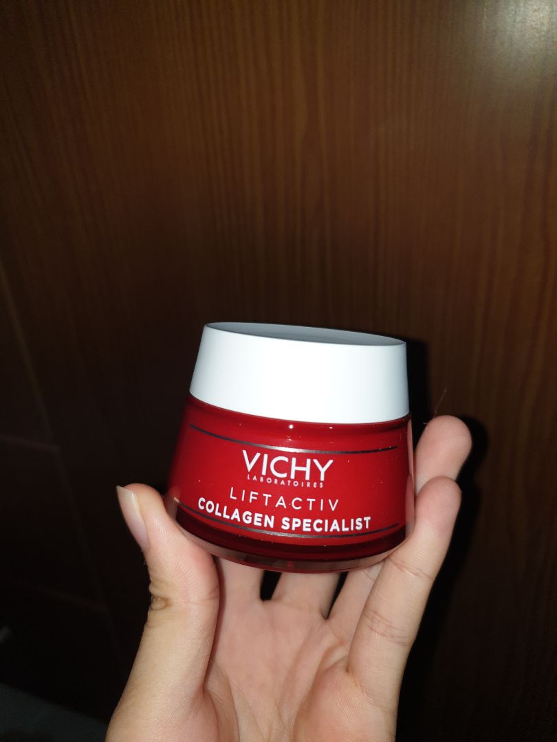 Dưỡng ẩm tốt, ngăn lão hóa và sáng da thì mình không chắc vì cần sử dụng một thời gian dài mới thấy được kết quả nhưng mình dùng cả kem ban đêm và ban ngày thì thấy không bị kích ứng và thấy da khỏe hơn, sau khi ngủ dậy da căng, không bị khô