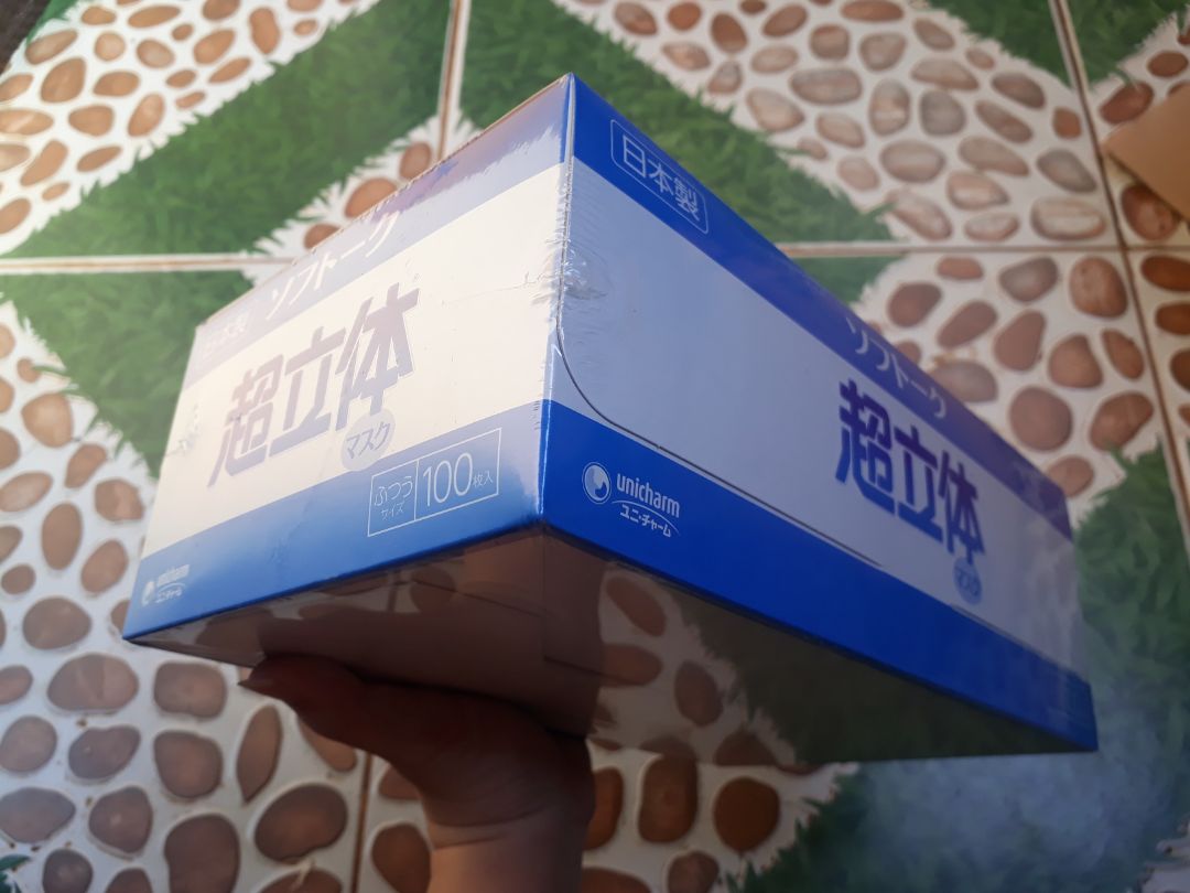 Thiết kế cấu trúc 3D đa lớp độc đáo, ôm gọn và sát khuôn mặt.Thiết kế thông minh chống khuẩn tối đa, ngăn chặn khói bụi thâm nhập vào các khe hở, gia tăng mức độ phòng chống bụi, vi khuẩn trong không khí.Khẩu trang nhô tự nhiên, không sử dụng gọng kẽm, kim loại bất tiện cấn đau vùng mũi như các loại khẩu trang khác.Thiết kế không chạm miệng, vệ sinh, khá thuận tiện với phụ nữ khi vấn đề son môi bị lem dính vào khẩu trang gây phiền phức khi sử dụng, không tạo khe hở ôm vừa vặn nên không làm mờ kính khi đeo khẩu trang.Không gian bên trong khá thông thoáng bởi thiết kế nhô cao nên khá dễ chịu để hít thở, đồng thời giúp giữ nhiệt, ẩm tránh không khí lạnh. Thiết kế cấu trúc 3D đa lớp độc đáo, ôm gọn và sát khuôn mặt.Thiết kế thông minh chống khuẩn tối đa, ngăn chặn khói bụi thâm nhập vào các khe hở, gia tăng mức độ phòng chống bụi, vi khuẩn trong không khí.Khẩu trang nhô tự nhiên, không sử dụng gọng kẽm, kim loại bất tiện cấn đau vùng mũi như các loại khẩu trang khác.Thiết kế không chạm miệng, vệ sinh, khá thuận tiện với phụ nữ khi vấn đề son môi bị lem dính vào khẩu trang gây phiền phức khi sử dụng, không tạo khe hở ôm vừa vặn nên không làm mờ kính khi đeo khẩu trang.Không gian bên trong khá thông thoáng bởi thiết kế nhô cao nên khá dễ chịu để hít thở, đồng thời giúp giữ nhiệt, ẩm tránh không khí lạnh.