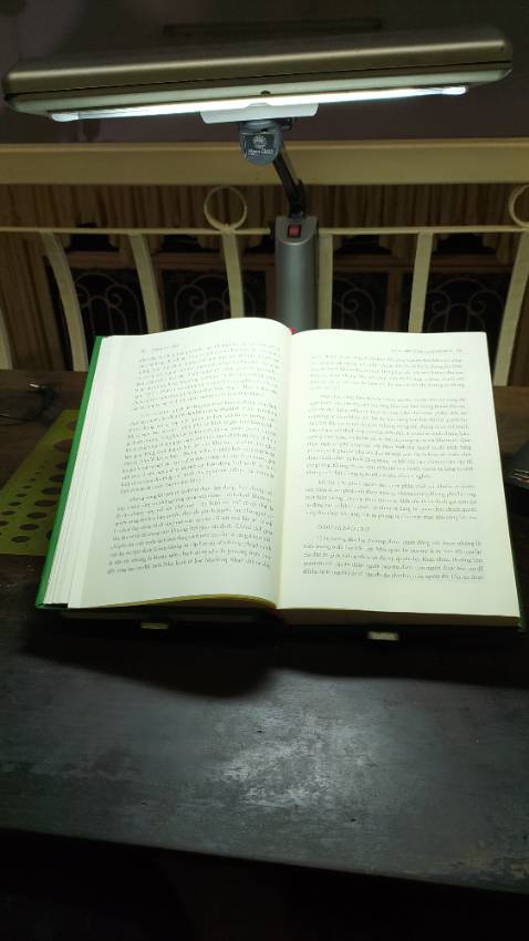 sách đọc rất lôi cuốn, dịch giả dịch sách rất hay. Phù hợp cho những ai đam mê chính trị học và kinh tế vĩ mô. Trang bị hẵn một giá để đọc :))) (thực ra là giá để laptop...) :))))