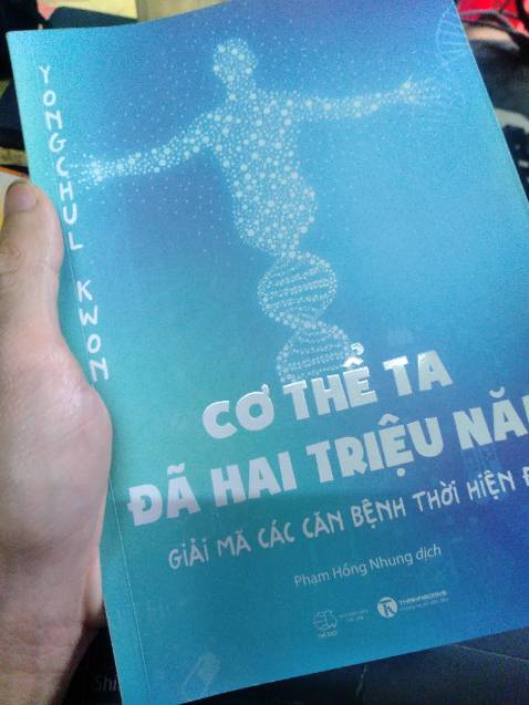 Một cuốn sách khá thú vị, đọc nhẹ nhàng dễ hiểu về nguyên nhân một số căn bệnh. Ban đầu mình có lo là sẽ nhiều từ chuyên ngành khó hiểu, nhưng thực tế sách chỉ có vài từ, còn lại toàn các từ thông dụng. Một số gợi ý khá hay về việc dùng nước ấm để uống hoặc xử lý khi bị sốt. Mọi người đọc và tham khảo thêm nhé.