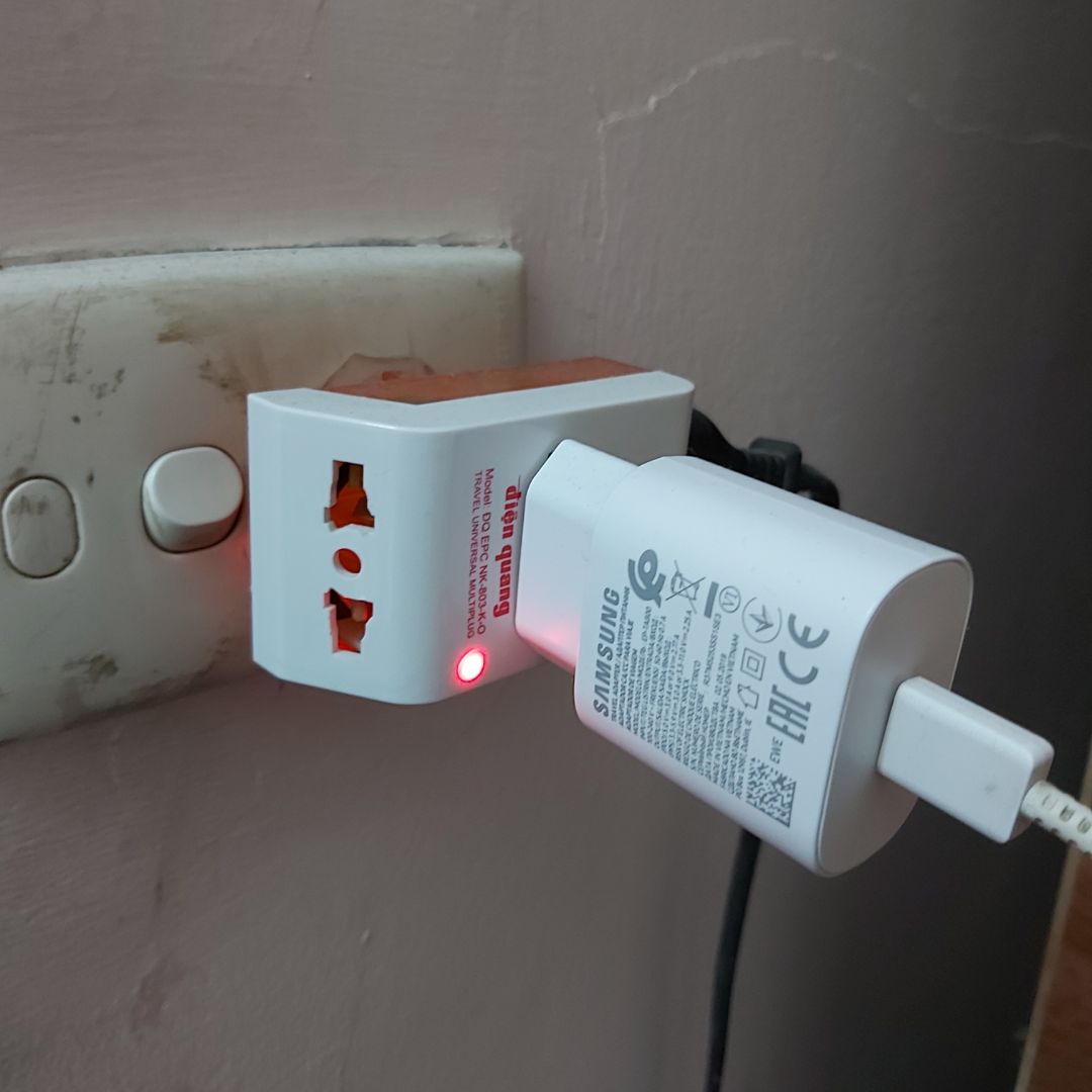 Sản phẩm rất hữu ích cho mọi gia đình. Tận dụng được cắm nhiều ổ cùng 1 chỗ, tiết kiệm diện tích. Màu sắc đẹp. Sản phẩm chắc chắn.  Mong sản phẩm sẽ bền theo thời gian.