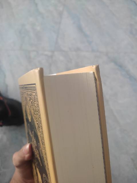 Sách bị lỗi nặng. 2 góc trên bị cấn quặp vào trong góc dưới sách bị rách. Mong muốn đổi trả hàng