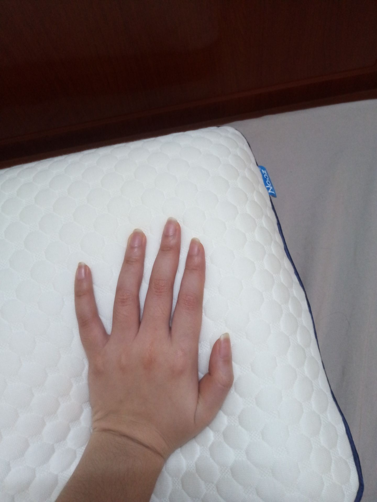 Mình đặt nhầm loại size lớn thấy hơi cao hơn so với cơ thể nên shop hỗ trợ mình đổi size rất nhiệt tình. Gối êm ái, ko có mùi khó chịu, đóng gói sạch sẽ. Cần trải nghiệm thêm để xác nhận về việc hỗ trợ cổ vai gáy. Mong có thêm vỏ gối tối màu để mình mua thay thế.