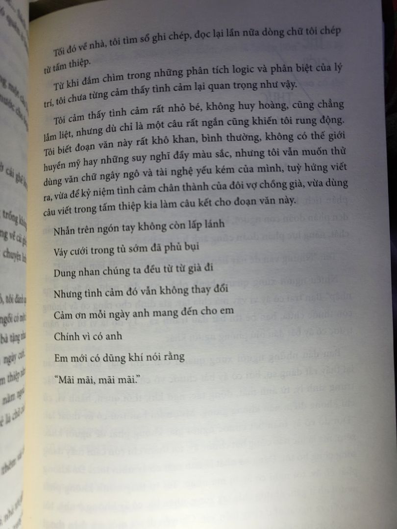_đóng hàng hơi sơ sài mà may sai 1 đóng sách của mik đều ổn, ko hư chổ nào cả. Mà sách to hơn mình tưởng tượng.
_Đúng thật là hơi khó hiểu nhưng rất thik cáu vibe của sách này, cứ cuốn sao ấy thấy giống mấy bn rewiew trên mạng.
( có mấy trang cho mn đọc thử)