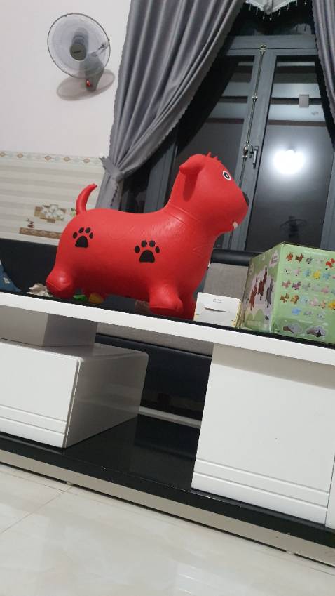 sp nhựa khá chắc chắn. nhưng hơi nhỏ nhé. chỉ phù hợp bé 2 3 tuổi nhé.