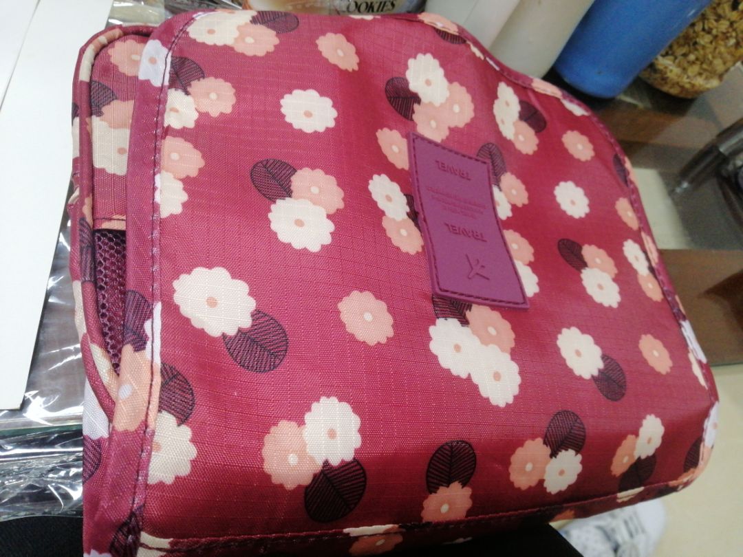 "túi đựng mỹ phẩm xanh họa tiết hoa" tên hàng là như vậy mà nhỉ?! Vải hơi mỏng. Khi mua quên để ý lọai này ko có quai cầm:((