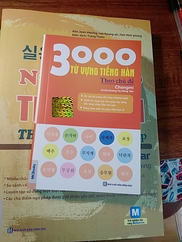 Cuốn sách này nhỏ hơn tôi tưởng rất nhiều.Bìa mềm và nhám,nhiều từ vựng và phiên âm chi tiết.Rất tiện và nhỏ gọn.