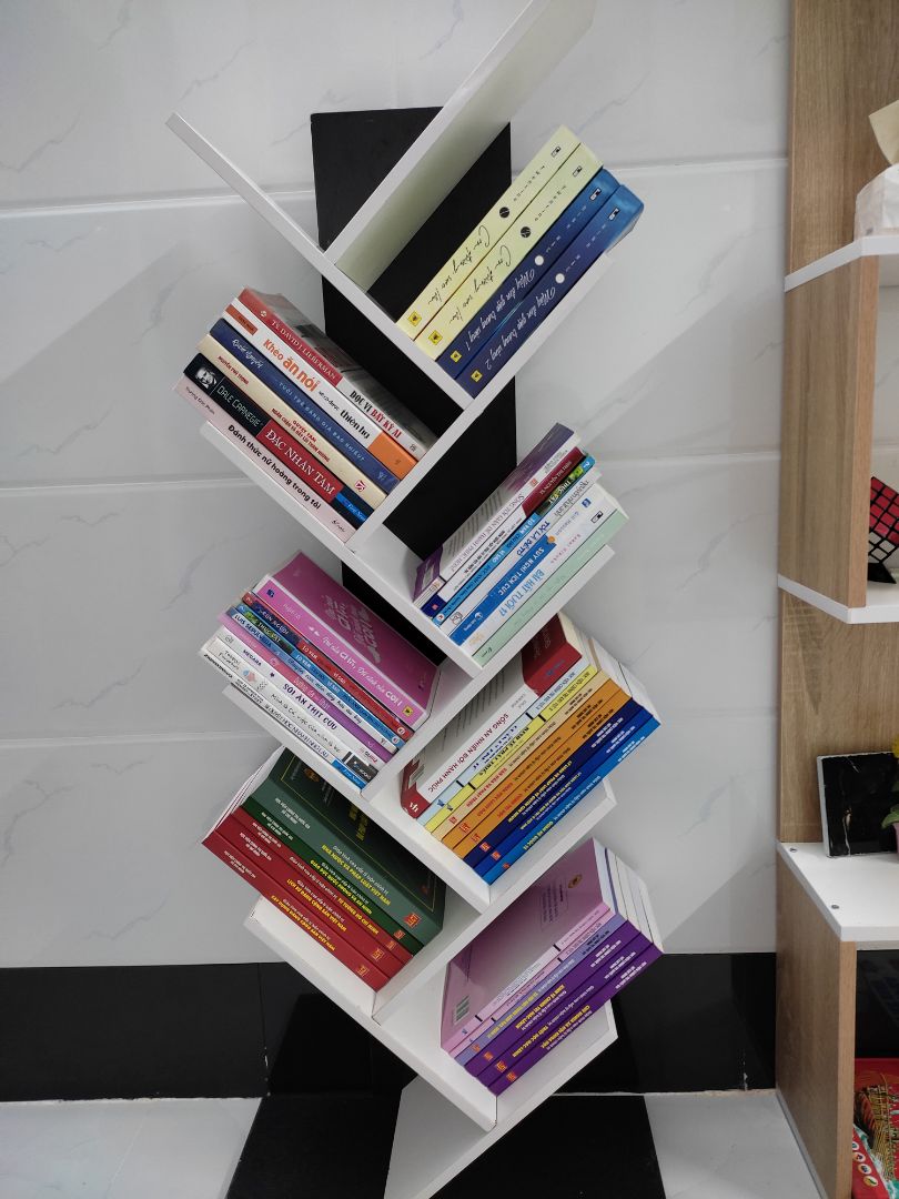 Săn sale đc giá khá rẻ
Loại này để đc vài cuốn sách nhỏ thôi, Kệ này khá yếu k đc chắc chắn.
Mua đợt này shoo đóng gói khá tệ, k có HD, k có vít, gỗ thì khá dơ và bị trầy xướt rất nhiều.
Nếu có k nhiều sách mục đích trang trí thì nên mua loại này