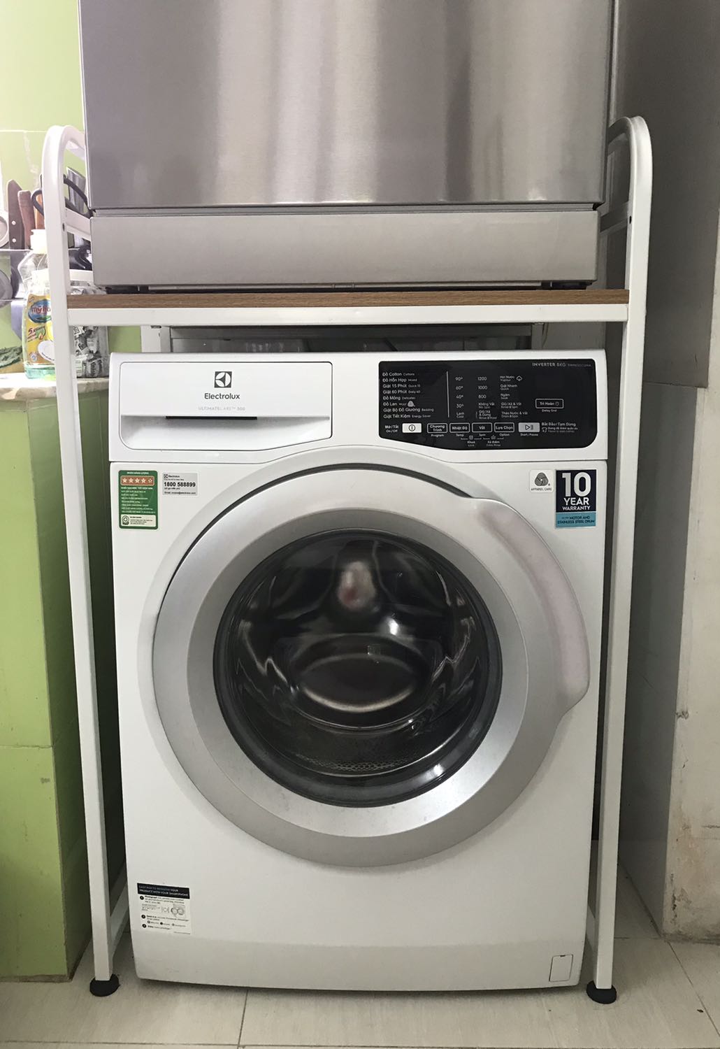 Kệ đẹp y hình quảng cáo, đúng kích thước mô tả và chắc chắn. Chân kệ có chốt cao su để canh chỉnh cho cân nếu mặt sàn không phẳng. Mình rất hài lòng với sản phẩm.

Mình mua về để đặt máy rửa chén phía trên máy giặt. Vì mình không dùng chân kê máy giặt nên ban đầu giữa máy giặt và mặt gỗ còn rộng, nhưng máy rửa chén đặt lên thì khá cao, khó thao tác.
Do đó mình đã khoan thêm lỗ để hạ mặt gỗ xuống 10cm để vừa tầm hơn. 
Việc khoan thêm lỗ cũng đơn giản nếu nhà có sẵn máy khoan, nhưng nếu shop có thêm tuỳ chọn khoan thêm lỗ thấp hơn cho người mua nữa thì phải gọi là trên cả tuyệt vời nha.