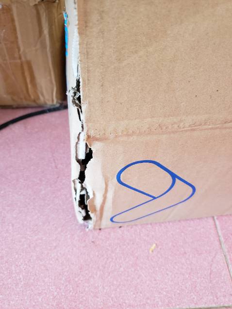 Sách hay mn nha. Tiki gói hàng hơi ẩu. Sách để mỗi trong thùng mà k có lớp chống sốc, thêm nữa khi shipper quăng đập thì còn bị bục cả thùng hàng lòi gáy sách ra ngoài cơ. May sách có seals hôm giao hàng trời cũng nắng nên sách k bị gì. Mong Tiki chú ý vấn đề này ạ 😫😫