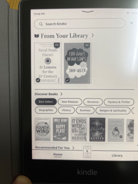 Giao hàng nhanh. Máy còn nguyên seal. Có ốp da chính hãng. Lần đầu mình dùng kindle thấy tác vụ không được mượt khi dùng smartphone, thấy hơi giật giật không biết là bình thường hay máy mình có vấn đề gì ak?