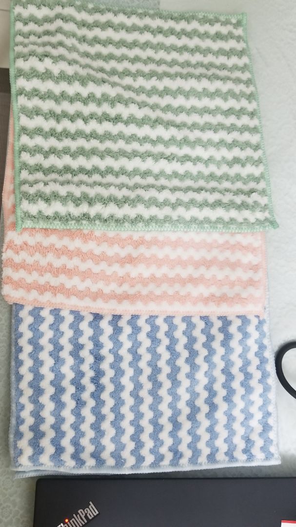 Mình mua 2 bộ vào cuối tuần. Hôm nay nhận nhanh ghê luôn. có 3 màu, hồng, xanh dương và xanh lá. mềm mại thích ghê. Bao bì nhựa có zipper, in nét nhìn thấy sản phẩm được trang trọng nè. Có bảo hành luôn nè.Mai mình dùm xem coi độ thấm nước thế nào