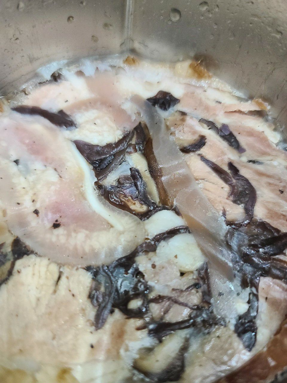 Dày dặn,chắc chắn
Nhược điểm: Viền sắc quá,mình bị đứt tay,chảy máu😭