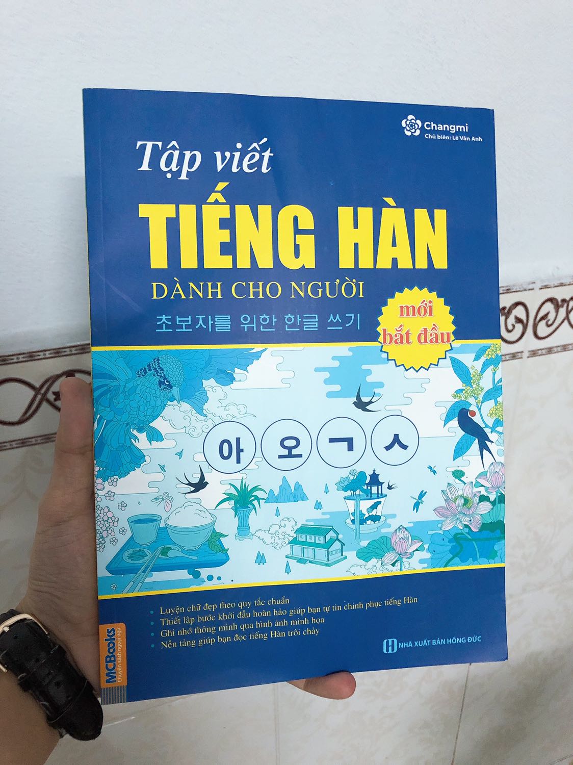 Cuối cùng thì cũng nhận được sách, cũng may là không bị hư hỏng gì cả
Nó giống như 1 cuốn sách dạy tiếng Việt vậy, có thể học về bảng chữ cái, cách viết, luyện viết (từng từ và cả câu), học từ vựng,…. Khá là thú vị :))) Cuối cùng thì cũng nhận được sách, cũng may là không bị hư hỏng gì cả
Nó giống như 1 cuốn sách dạy tiếng Việt vậy, có thể học về bảng chữ cái, cách viết, luyện viết (từng từ và cả câu), học từ vựng,…. Khá là thú vị :)))