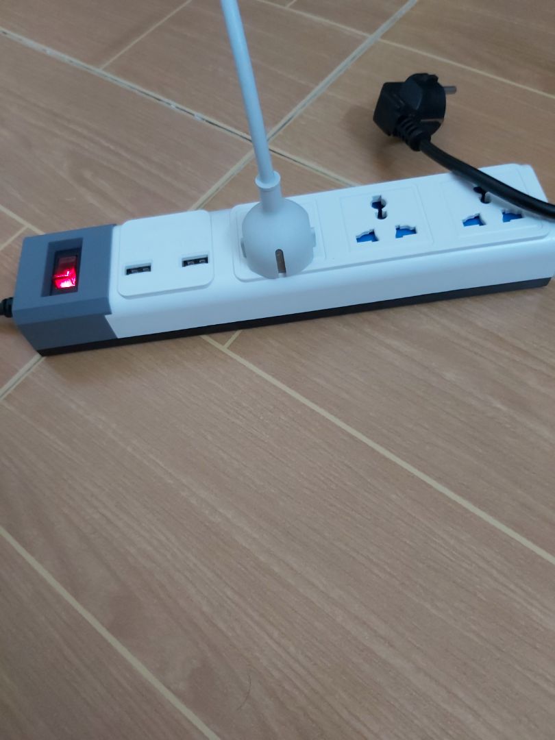 Dây 3m nên dài dễ sử dụng, cứng cáp, chắc chắn. Có 3 cổng 3 chấu và 2 cổng sạc USB nhé mọi người. Mình chỉ có cắm thử cùng lúc nồi cơm điện và ấm đun siêu tốc, 2 thiết bị này ngốn điện rất dễ cháy ổ cắm vì mình đã bị ổ cắm cũ rồi nên ổ cắm này khá an toàn mọi người nhé.