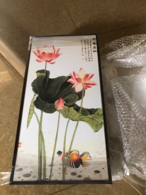 Tranh đẹp lắm, trên giấy có kim tuyến nhìn lấp lánh , ở ngoài đẹp hơn trong hình nha!!!